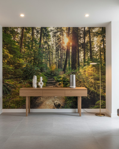 Dormitor modern cu fototapet Olympic Forest Grandeur, reprezentând o pădure luminoasă cu raze de soare, pat bej, noptieră de lemn, covor rotund din iută și fotoliu gri.