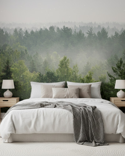 Dormitor modern cu fototapet personalizat ilustrând o pădure învăluită în ceață, pat dublu, noptiere din lemn și decor minimalist. Culori predominante verde și gri deschis.