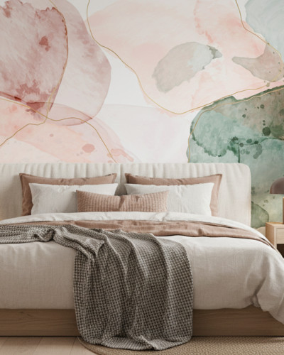 Dormitor modern amenajat cu tapet abstract personalizat Earth Brush Gold, cu pete mari de culoare în nuanțe de roz pal și verde mentă, conturate de linii aurii. Patul dublu cu lenjerie bej și noptiere din lemn completează ambientul relaxant.