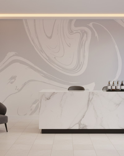Birou modern cu scaun gri, calculator pe masă albă, în fața unui perete decorat cu tapet abstract personalizat, cu model fluid în nuanțe de gri și alb, inspirat de marmură Carrara.