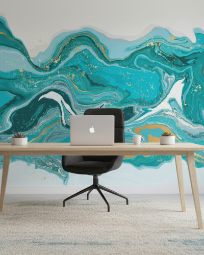 Fototapet abstract Indigo Gold Flow cu valuri de turcoaz, alb și auriu, decorând un perete într-un birou modern cu mobilier din lemn deschis și scaun negru.