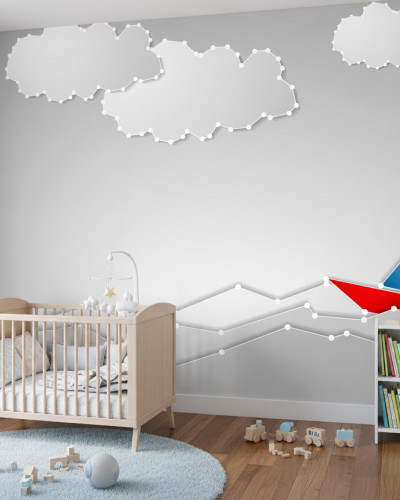 Tapet personalizat Vector Sail Blueprint într-o cameră modernă de bebeluși cu pătuț de lemn, covor albastru, nori stilizați, o barcă roșie și albastră și valuri grafice.