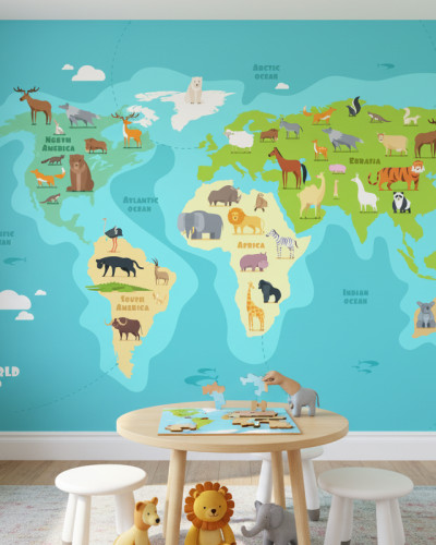 Tapet personalizat Animal Map Explorers cu hartă detaliată a lumii și animale ilustrate, într-o cameră de copii luminoasă cu mobilier alb și masă de joacă.