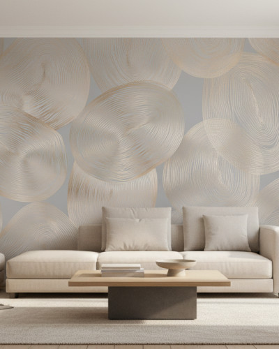 Un living modern amenajat cu tapetul Gilded Lineage - personalizat, cu un model abstract de cercuri aurii pe fundal gri-bej, canapele bej și plante verzi.