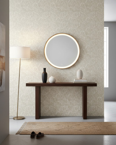 Tapet floral monocrom bej, cu model discret de frunze sau petale, decorând un living modern cu canapea albă, covor rotund din iută și lampadar.