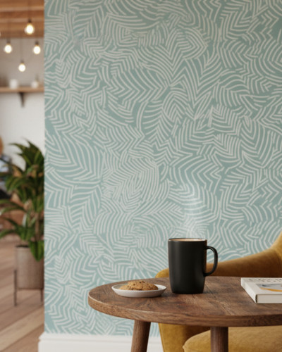 Hol modern amenajat cu tapet Emerald Tropic Bloom personalizat, verde smarald cu model subtil de frunze albe, oglindă rotundă, consolă neagră și cuiere din lemn.