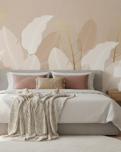 Dormitor modern cu fototapet personalizat Golden Canopy Dreams, având frunze aurii și albe pe fundal bej, pat gri, noptiere din lemn și plante verzi.