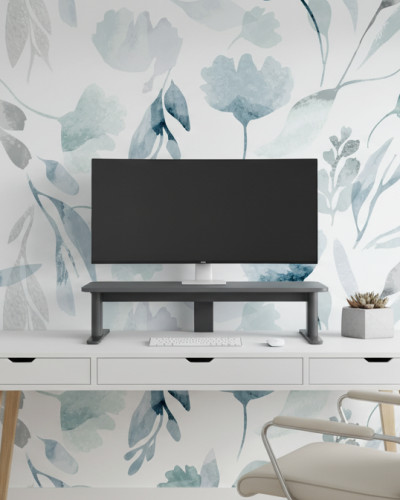 Dormitor luminos cu fototapet Azure Bloom Canvas, model floral acuarelă albastru-verde. Pat modern cu lenjerie crem, perne pastelate, noptiere lemn și draperii albe. Creează o atmosferă calmă.