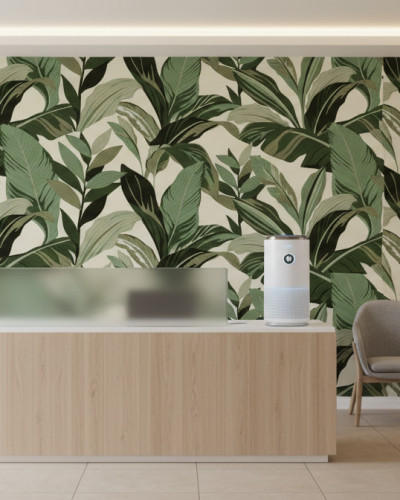 Fototapet personalizat Gilded Earth Tide cu model de frunze tropicale verzi pe un perete dintr-un birou modern, cu recepție din lemn și scaune gri.