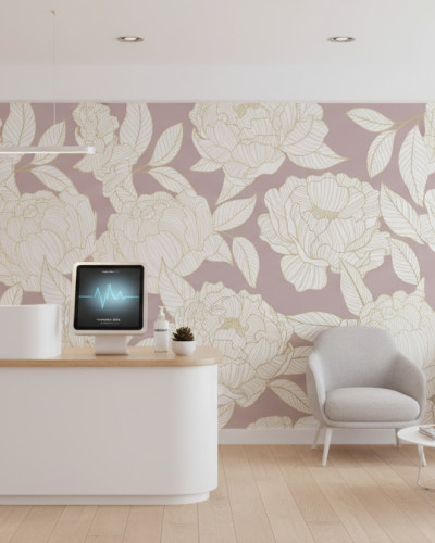 Recepție modernă cu tapet floral Peony Sphere Vintage Bloom, cu bujori stilizați aurii pe fundal roz pudrat, mobilier alb și scaune gri.