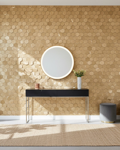 Perete accent placat cu tapet auriu hexagonal 3D, într-un hol modern cu consolă neagră și oglindă rotundă iluminată.