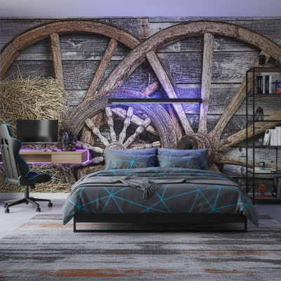 Fototapet Rustic Cartwheel Patina - personalizat, într-un restaurant modern cu scaune verzi, având un perete decorat cu roți de căruță vechi și baloturi de fân, creând o atmosferă caldă și primitoare.