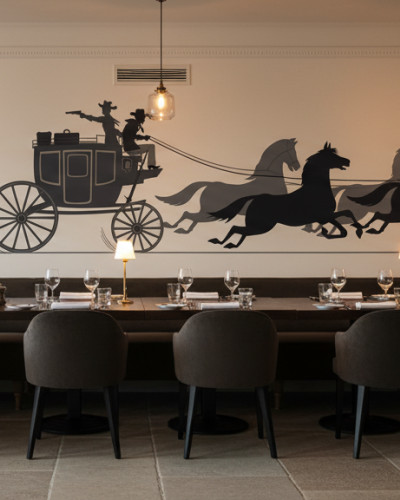 Fototapet personalizat cu siluete de călăreți pe cai și o trăsură, ilustrând o scenă de urmărire din Vestul Sălbatic, pe peretele unui restaurant modern.
