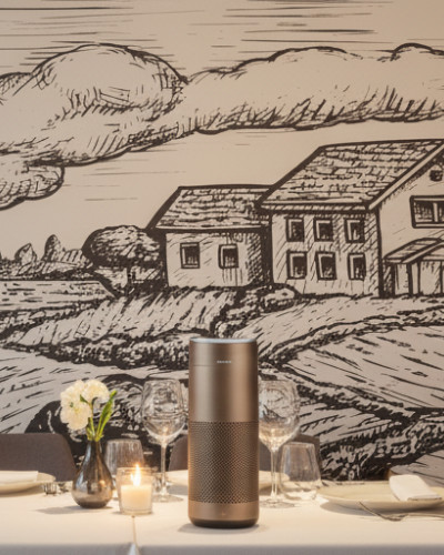 Fototapet personalizat Farmland Engraving Sketch, ilustrând un peisaj rural monocrom cu o fermă și dealuri, decorând un perete într-un restaurant elegant.