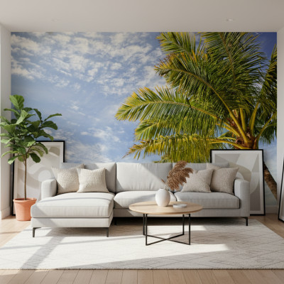 Fototapet cu un palmier tropical sub cerul albastru plin de nori, integrat într-un living modern.