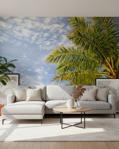 Fototapet cu un palmier tropical sub cerul albastru plin de nori, integrat într-un living modern.