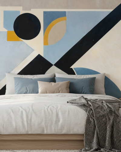 Tapet cu design geometric abstract în culori albastru, galben și negru, cu accente neutre, pe peretele din spatele patului.