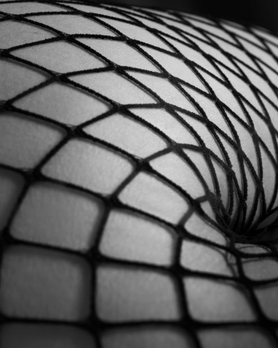 Fototapet Midnight Allure Mesh personalizat, cu design abstract alb-negru reprezentând o textură tip plasă, într-un living modern cu canapea bej.