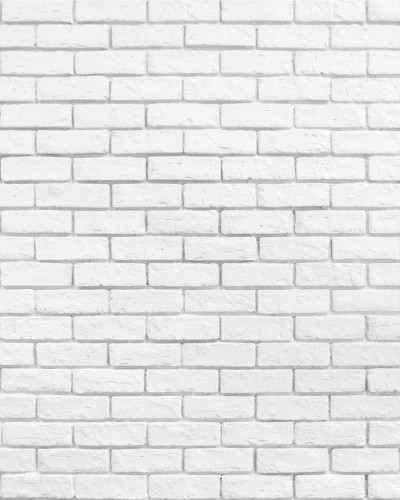 Un living modern și luminos cu un perete acoperit cu tapet Chalk Loft Brick personalizat, prezentând o textură de cărămidă albă. În cameră se află o canapea bej, o masă de cafea rotundă din lemn cu picioare metalice și o lampă de podea, creând o atmosferă
