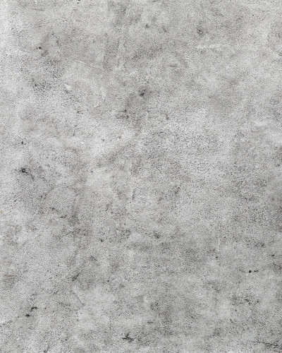 Living modern cu fototapet gri, textură de beton patinat, canapea bej, măsuță de cafea din marmură și lemn, și fotolii gri, într-un stil industrial-minimalist.