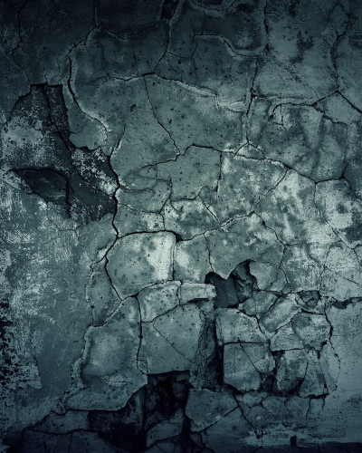 Living modern cu fototapet Urban Ruin Texture personalizat, perete accent gri-verzui, mobilier minimalist.