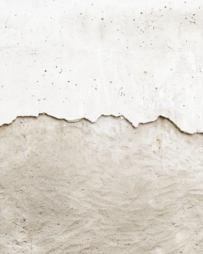 Interior modern cu perete decorat cu tapet Worn Concrete Canvas – personalizat, imitând beton uzat, masă consolă minimalistă, lampă verticală și covor rotund.