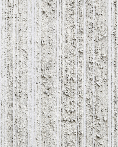 Hol modern decorat cu tapet Urban Scarred Cement, consolă din lemn suspendată, oglindă aurie și bancă gri, creând o atmosferă minimalistă și industrială.