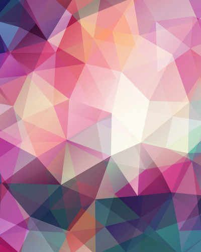 Fototapet geometric multicolor cu fațete unghiulare vibrante, decorând peretele unui restaurant modern cu scaune albastre și mese aranjate.