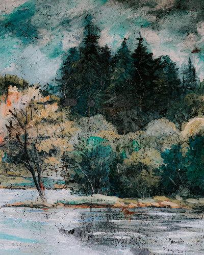 Fototapet Clouded Forest Peaks - personalizat, aplicat pe peretele din spatele patului într-un dormitor modern, cu peisaj artistic de pădure învăluită în ceață și tonuri de verde, turcoaz și auriu.