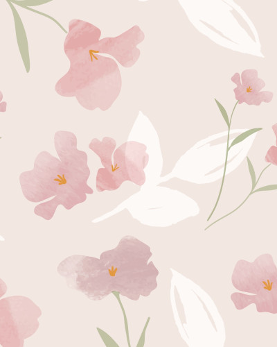 Dormitor modern, luminos, decorat cu tapet floral personalizat Spring Watercolor Bloom, având flori roz acuarelă și frunze verzi pe fundal crem. Pat bej, noptiere din lemn și covor rotund din iută, creând o atmosferă calmă și primitoare.