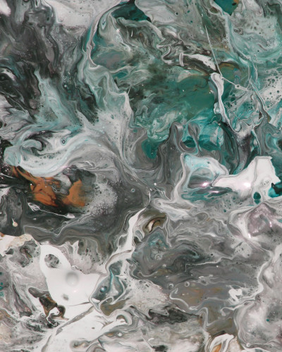 Tapet Aqua Swirl Motion cu design abstract în nuanțe de turcoaz, gri și alb, instalat într-un hol de recepție luxos.