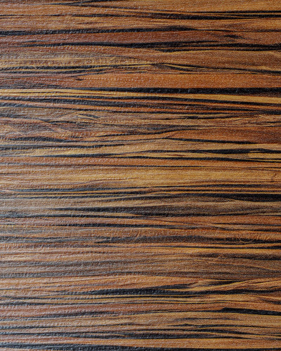 Tapet cu textură de lemn împletit (rafie) într-un birou modern, cu birou din lemn deschis și laptop. Design interior natural.