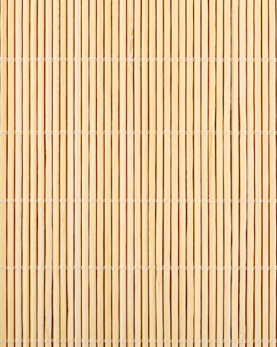 Living modern cu canapea bej, masă de cafea din lemn și un perete decorat cu tapet Bamboo Weave Lines ce imită lamele de lemn deschis la culoare.