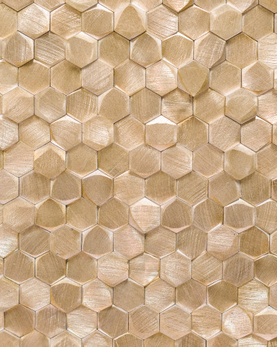 Perete accent placat cu tapet auriu hexagonal 3D, într-un hol modern cu consolă neagră și oglindă rotundă iluminată.