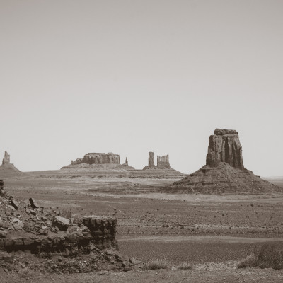Fototapet personalizat cu peisajul iconic Monument Valley în tonuri sepia, aplicat pe peretele unui restaurant modern, creând o atmosferă unică de aventură.