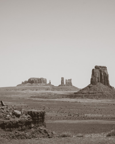 Fototapet personalizat cu peisajul iconic Monument Valley în tonuri sepia, aplicat pe peretele unui restaurant modern, creând o atmosferă unică de aventură.