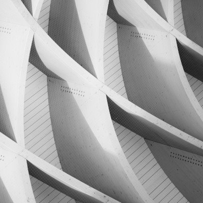 Fototapet geometric alb-negru cu forme arhitecturale complexe într-un spațiu modern cu recepție.