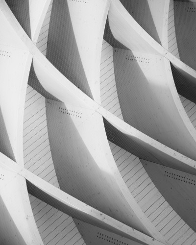 Fototapet geometric alb-negru cu forme arhitecturale complexe într-un spațiu modern cu recepție.