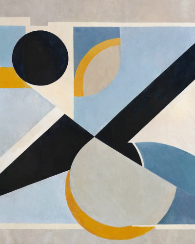 Tapet cu design geometric abstract în culori albastru, galben și negru, cu accente neutre, pe peretele din spatele patului.
